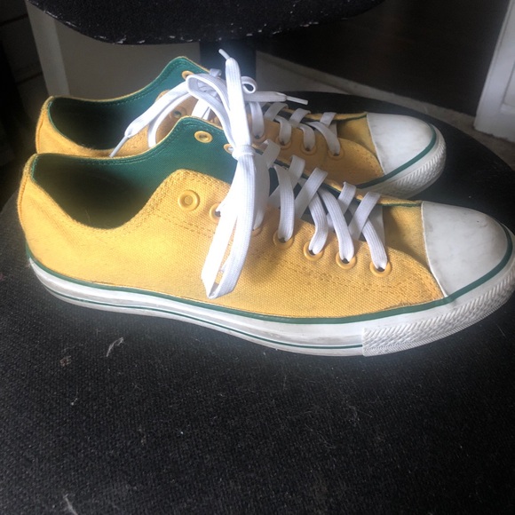 Converse Lows. Size 10.
